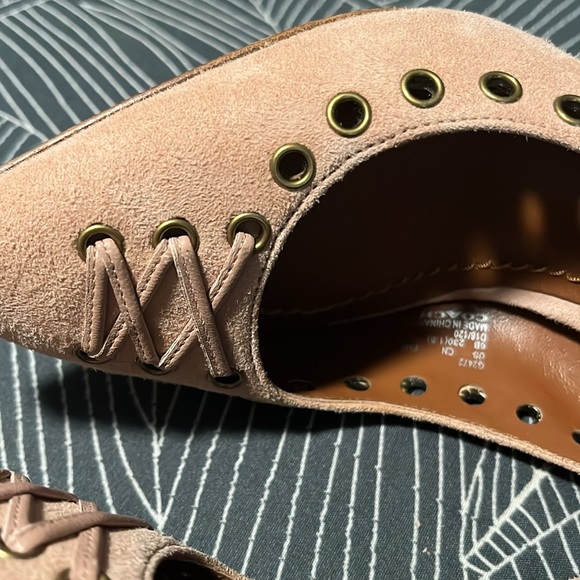 COACH LT PINK  Women's 3.5 inch heeled shoes. Pristine condition! Size 6! - Picture 5 of 10